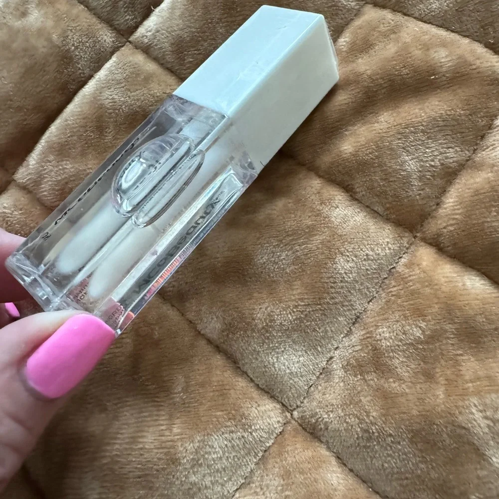 MCoBeauty clear lip gloss! Great quality, great price!💋 see pictures for deets: